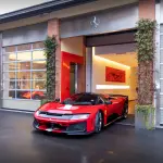 フェラーリF80の納車風景、マラネロにて