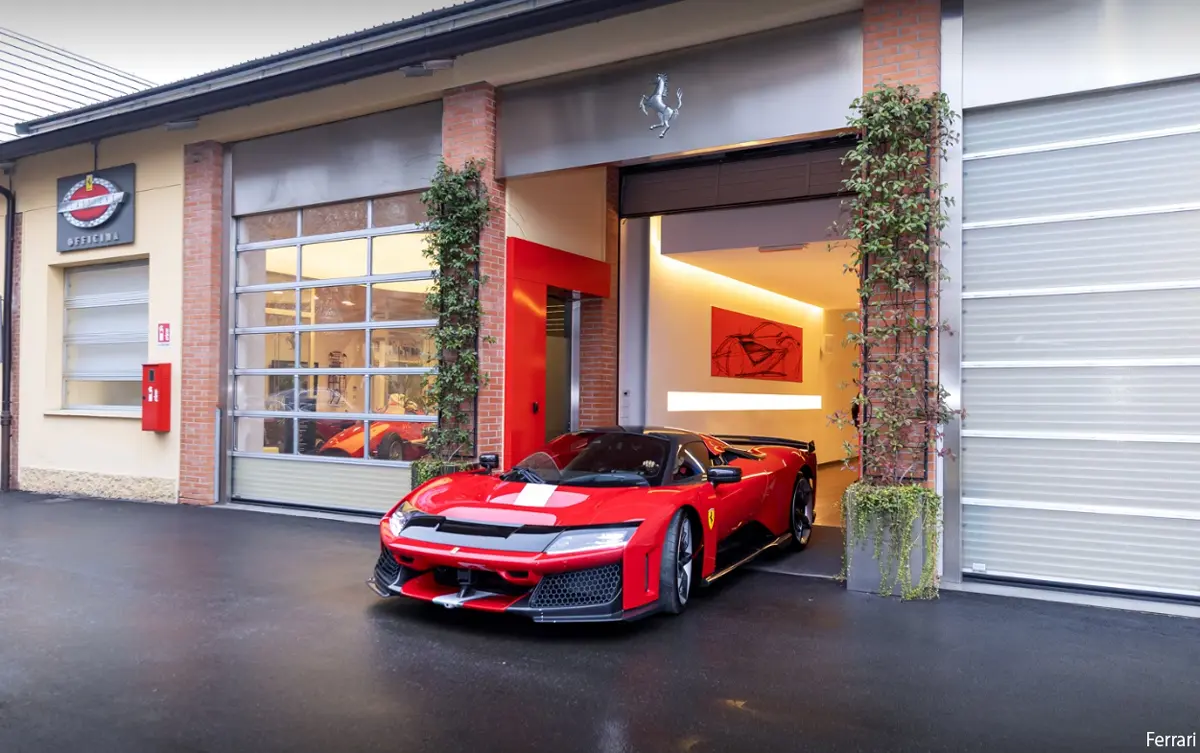 フェラーリF80の納車風景、マラネロにて