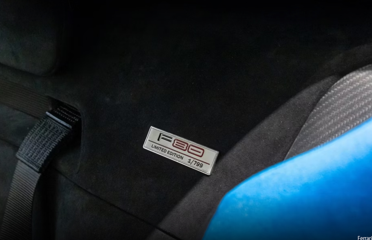 ジミー・リンのオーダーしたフェラーリF80のインテリア