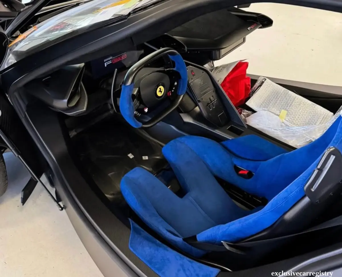 米国で初納車となるフェラーリF890（マットシルバー、ブルーの内装）