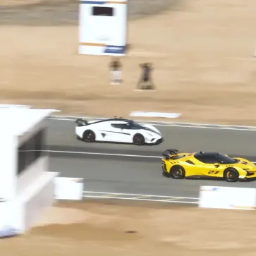 フェラーリ SF90 XX ストラダーレ vs ケーニグセグ レゲーラの「ゼロヨン対決」。合計7億円超えハイパーカーの頂上決戦を見てみよう【動画】