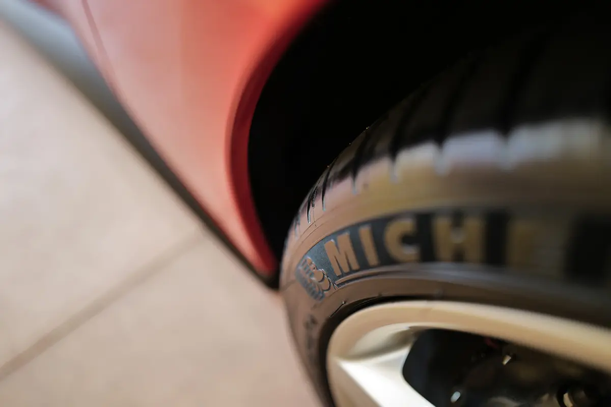 ミシュラン製タイヤを装着したフェラーリ・ポルトフィーノ