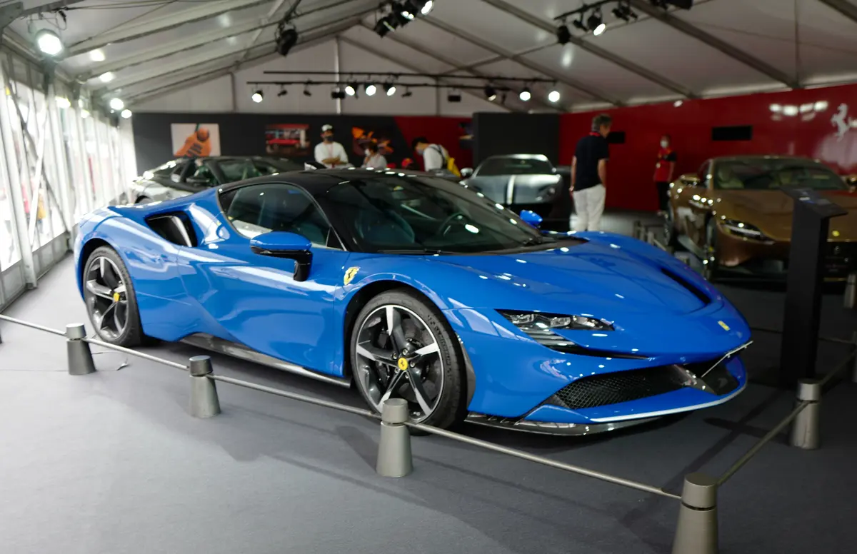 ブルーのフェラーリSF90ストラダーレ