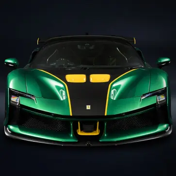 テーラーメイドプログラムにてカスタムしたフェラーリSF90 XX ストラダーレのエクステリア（グリーン）～フロント
