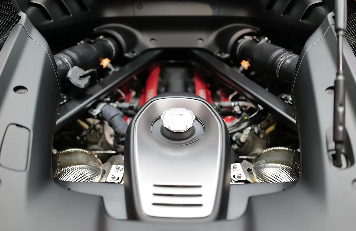 フェラーリ・849テスタロッサのエンジンルーム（V8ツインターボ）