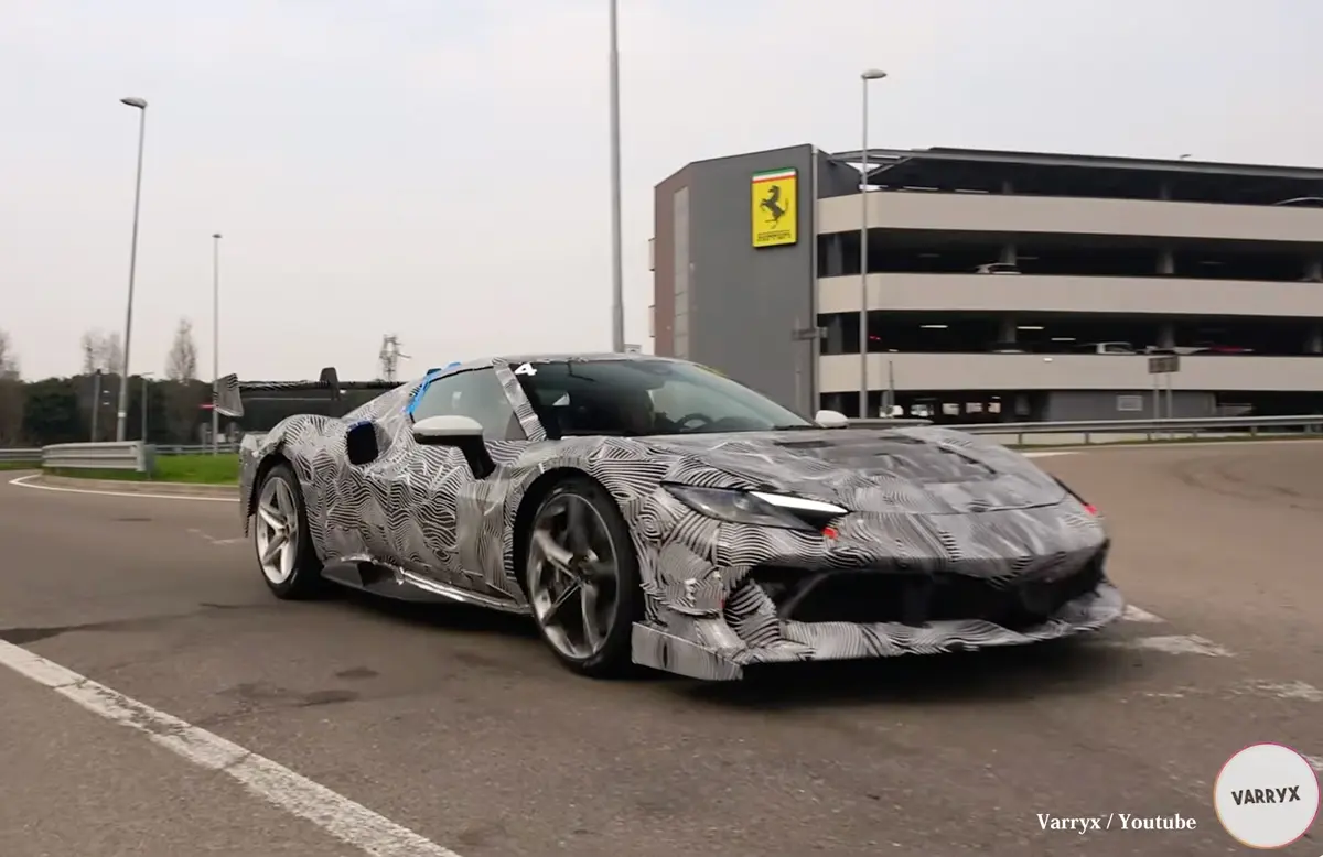 フェラーリ本社付近を走る296チャレンジストラダーレのプロトタイプ