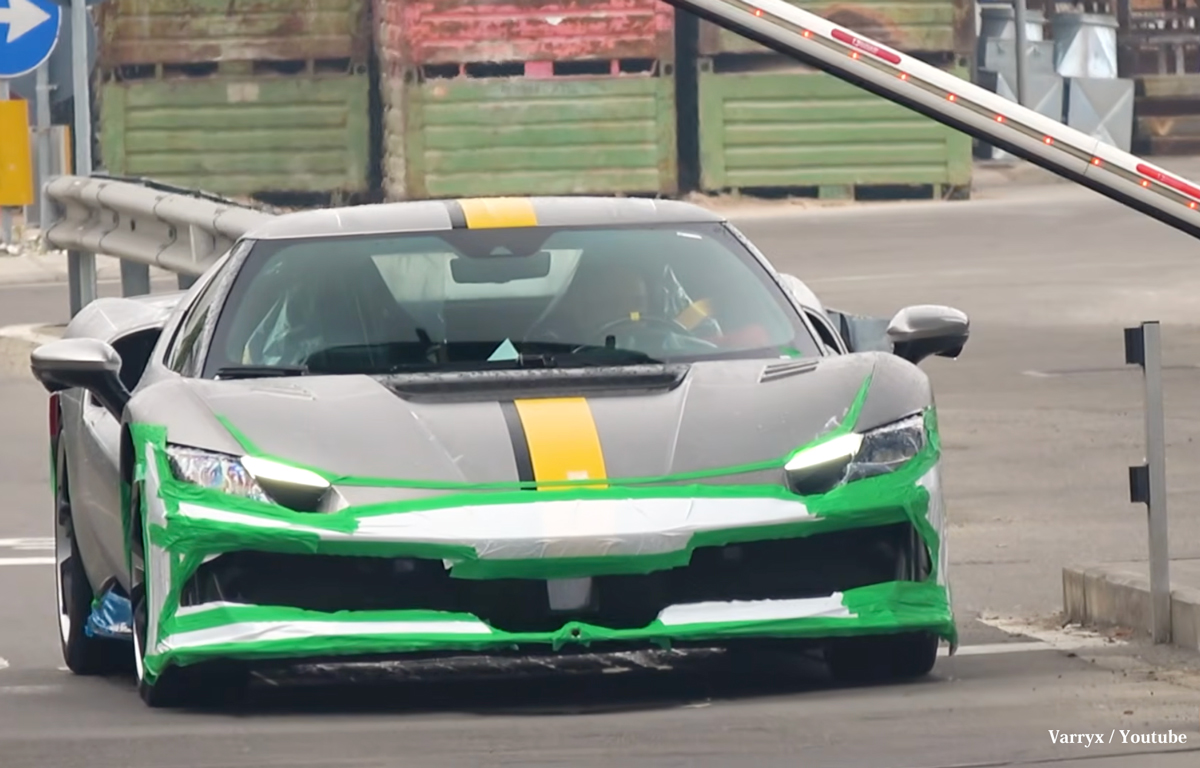 フェラーリ本社付近を走る296スペチアーレ