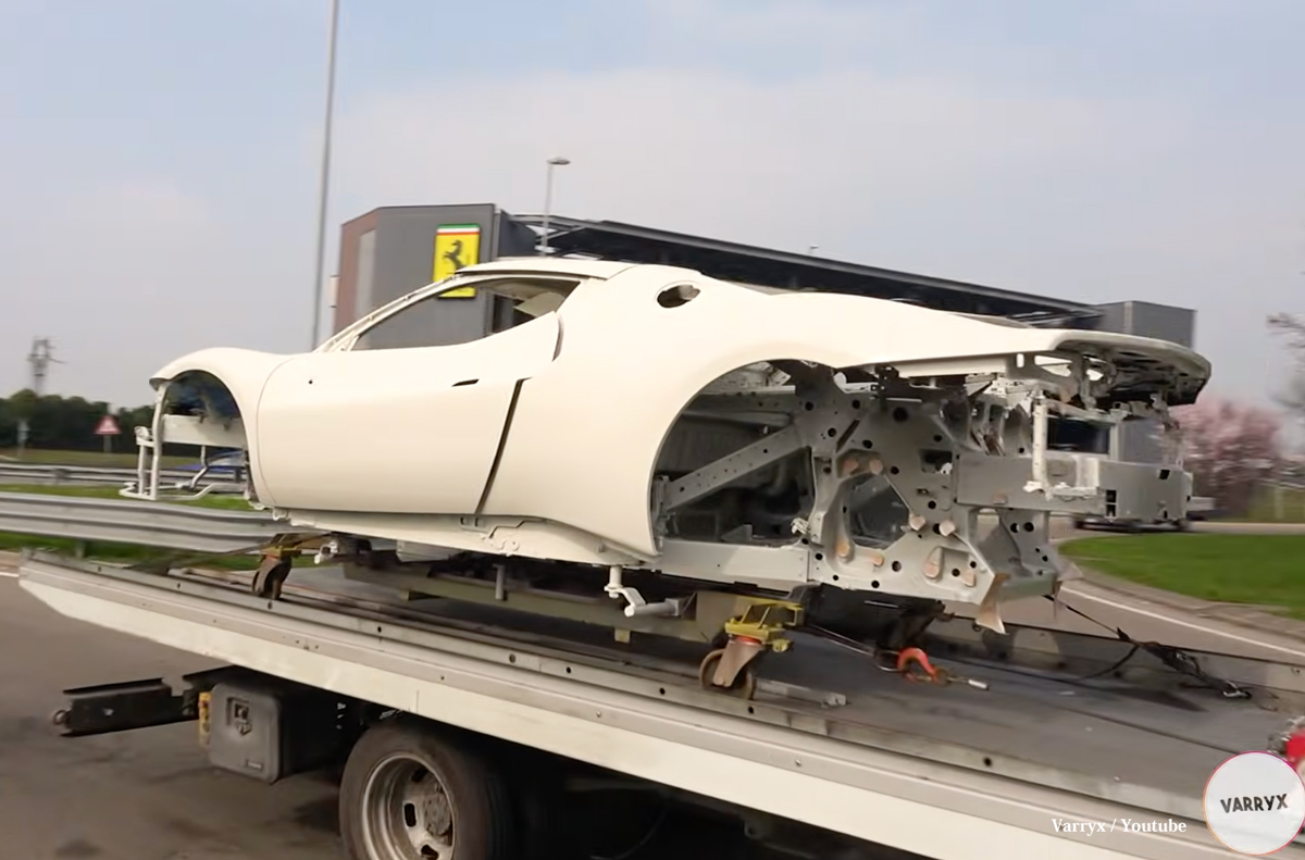 フェラーリ本社付近にて、スカリエッティから運ばれる296GTBのホワイトボディ