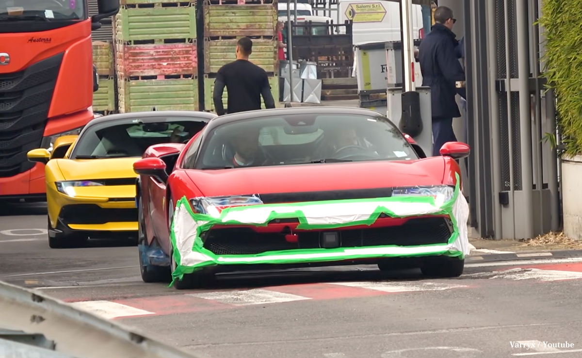 フェラーリ本社付近を走る849テスタロッサ