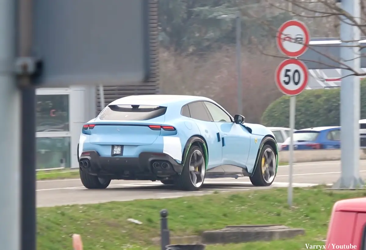 フェラーリ本社付近を走るブルーのプロサングエ