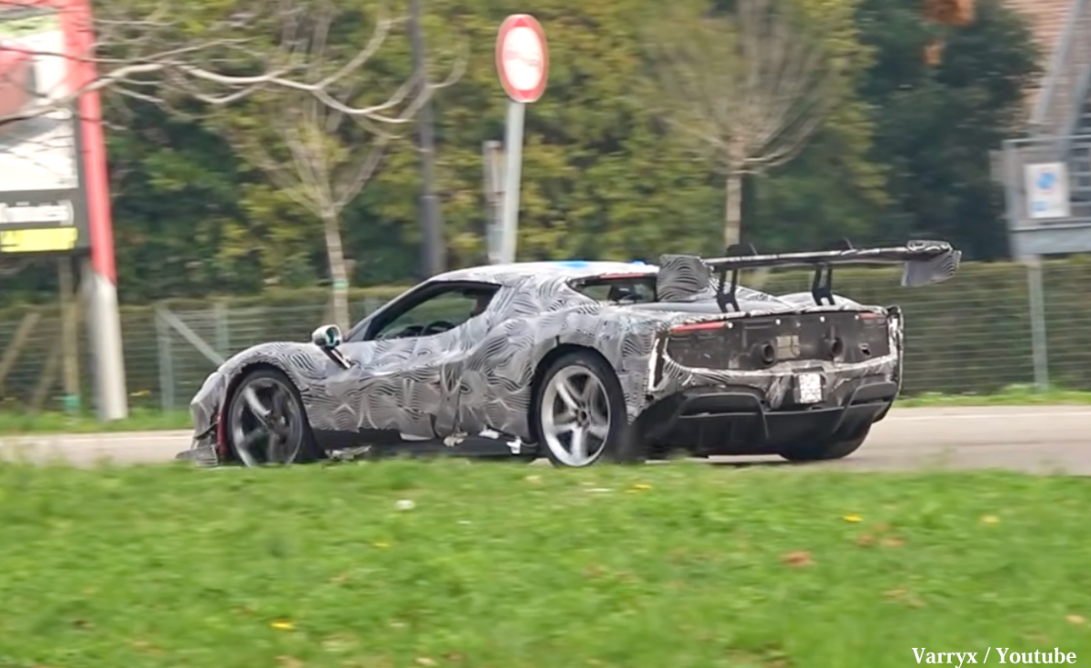 フェラーリ本社付近を走る296チャレンジストラダーレのプロトタイプ（リア）