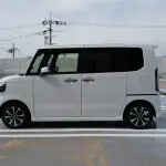 ホンダの軽自動車、N-BOXの全景〜サイド