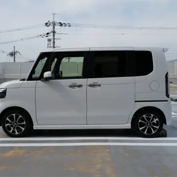 ホンダの軽自動車、N-BOXの全景〜サイド
