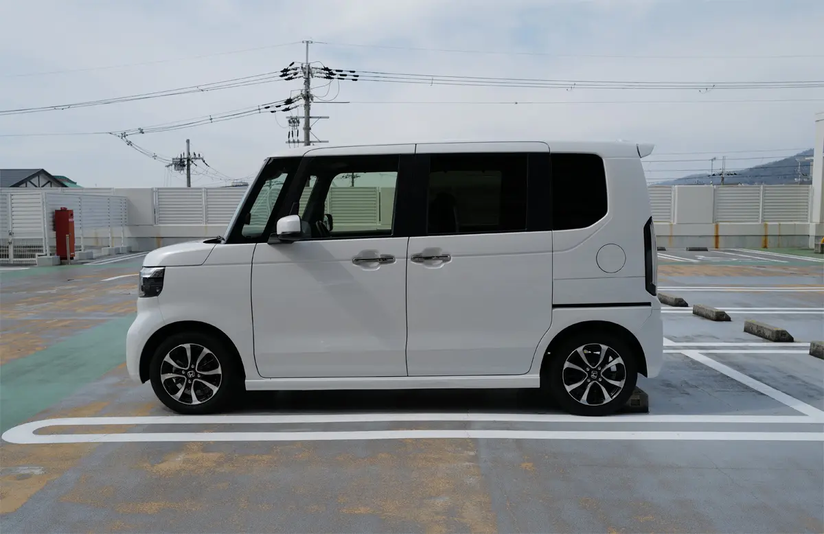 ホンダの軽自動車、N-BOXの全景〜サイド