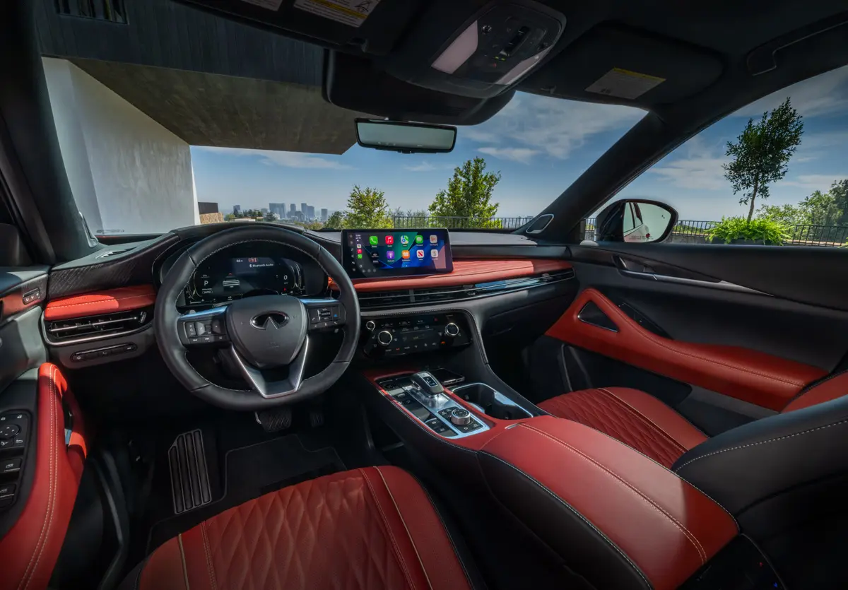 日産インフィニティQX65のインテリア（レッド）