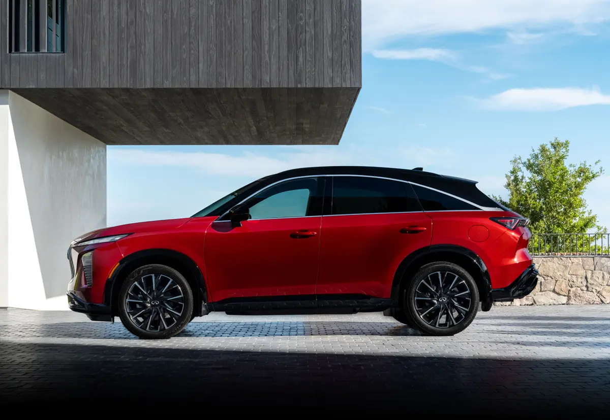 日産インフィニティQX65のエクステリア（レッド）〜サイドビュー