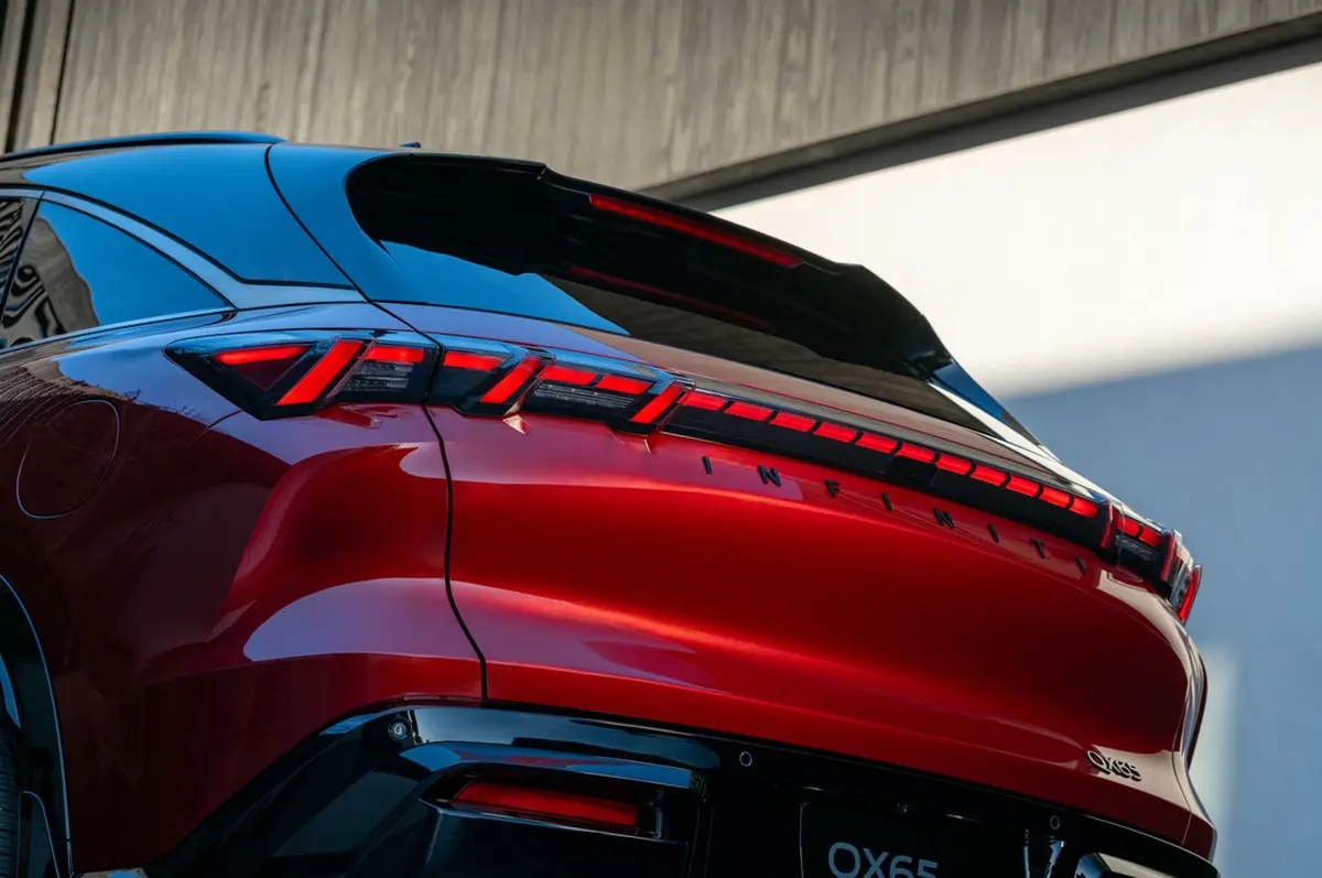 日産インフィニティQX65のエクステリア（レッド）〜テールランプ