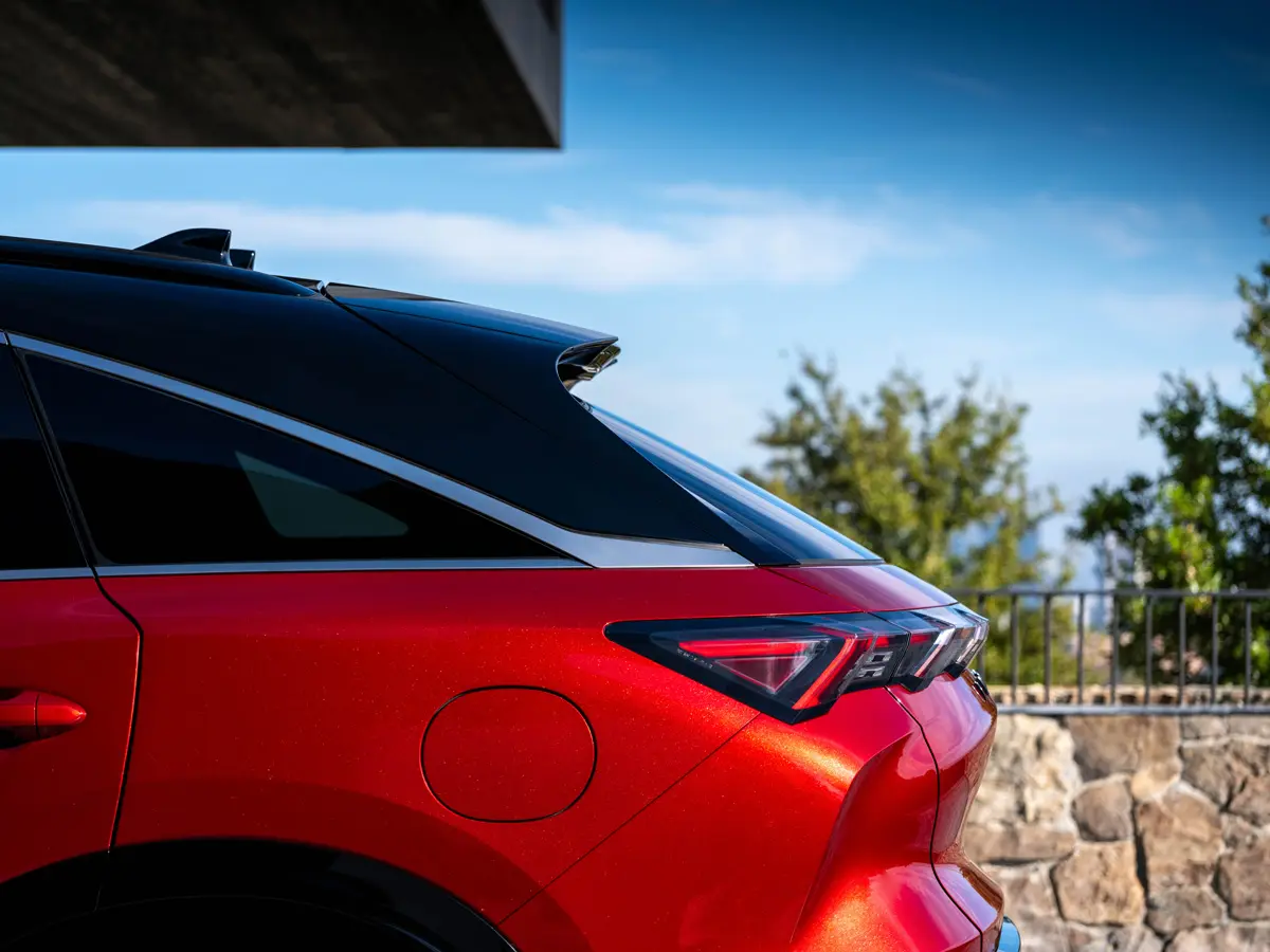 日産インフィニティQX65のエクステリア（レッド）〜リヤセクション