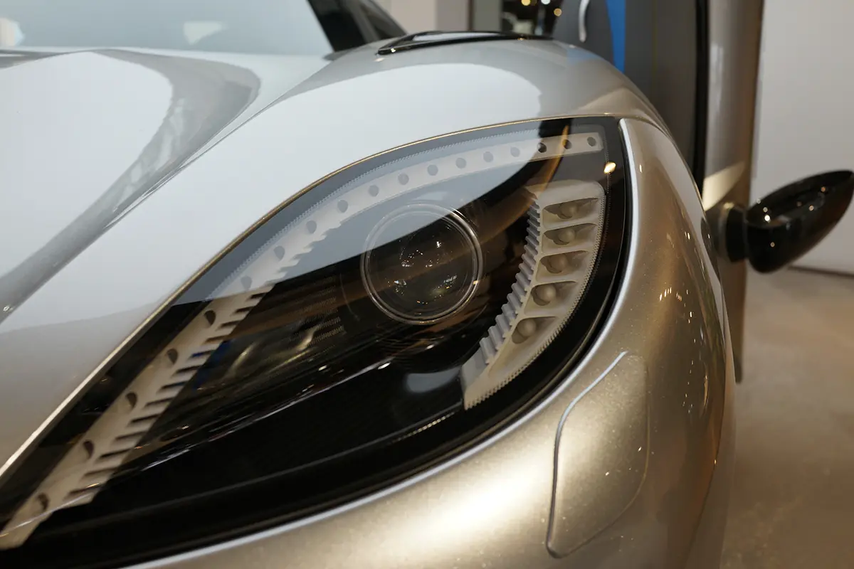 シルバーのケーニグセグ レゲーラ(ヘッドライトのアップ)