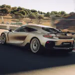 走行中のケーニグセグ・ジェメラ（ゴールド、リア））