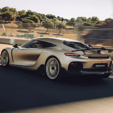 走行中のケーニグセグ・ジェメラ（ゴールド、リア））