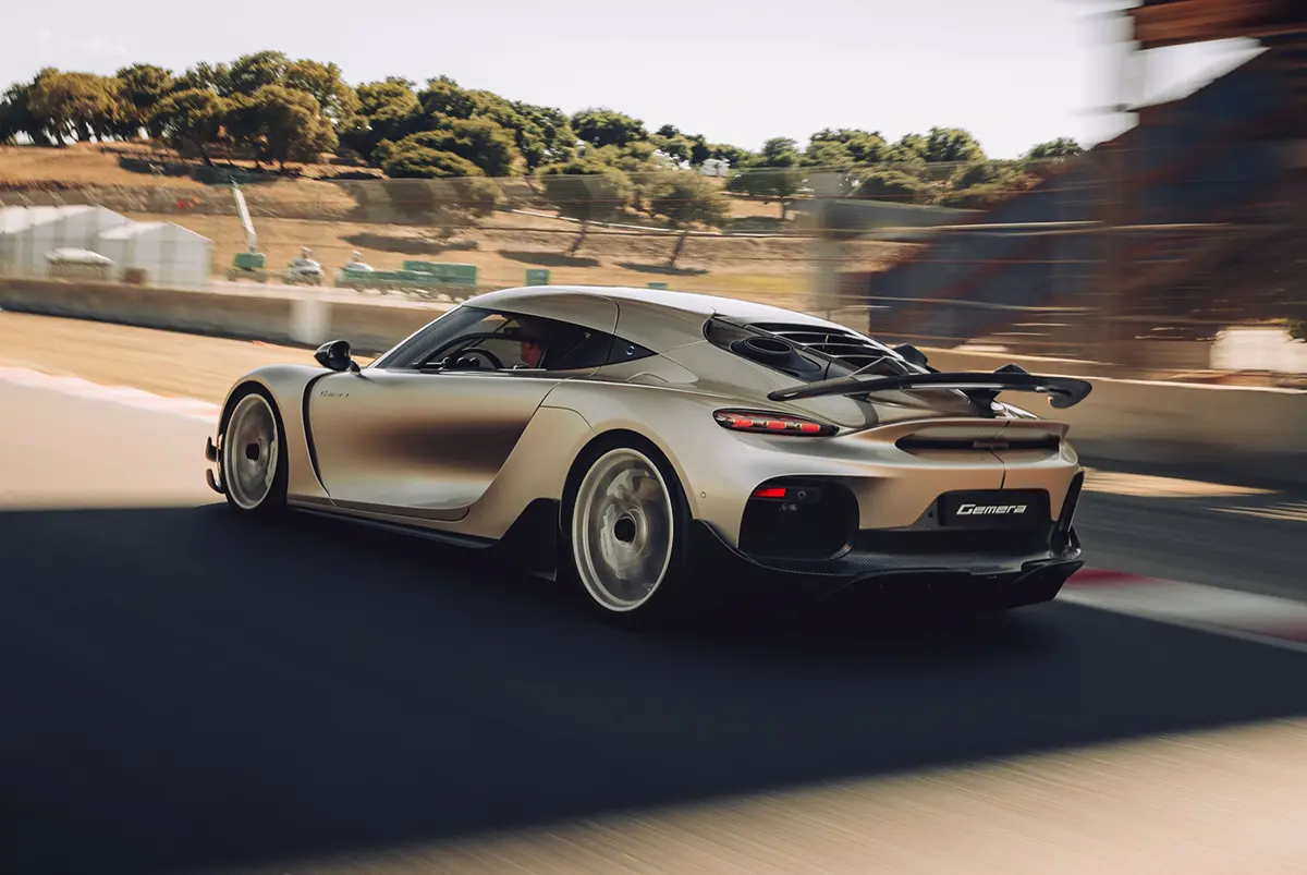 走行中のケーニグセグ・ジェメラ(ゴールド、リア))