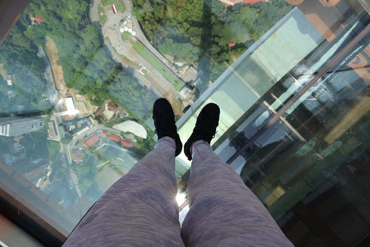 マレーシアはクアラルンプールにてKLタワーの展望台からの眺め(グラスボックス)