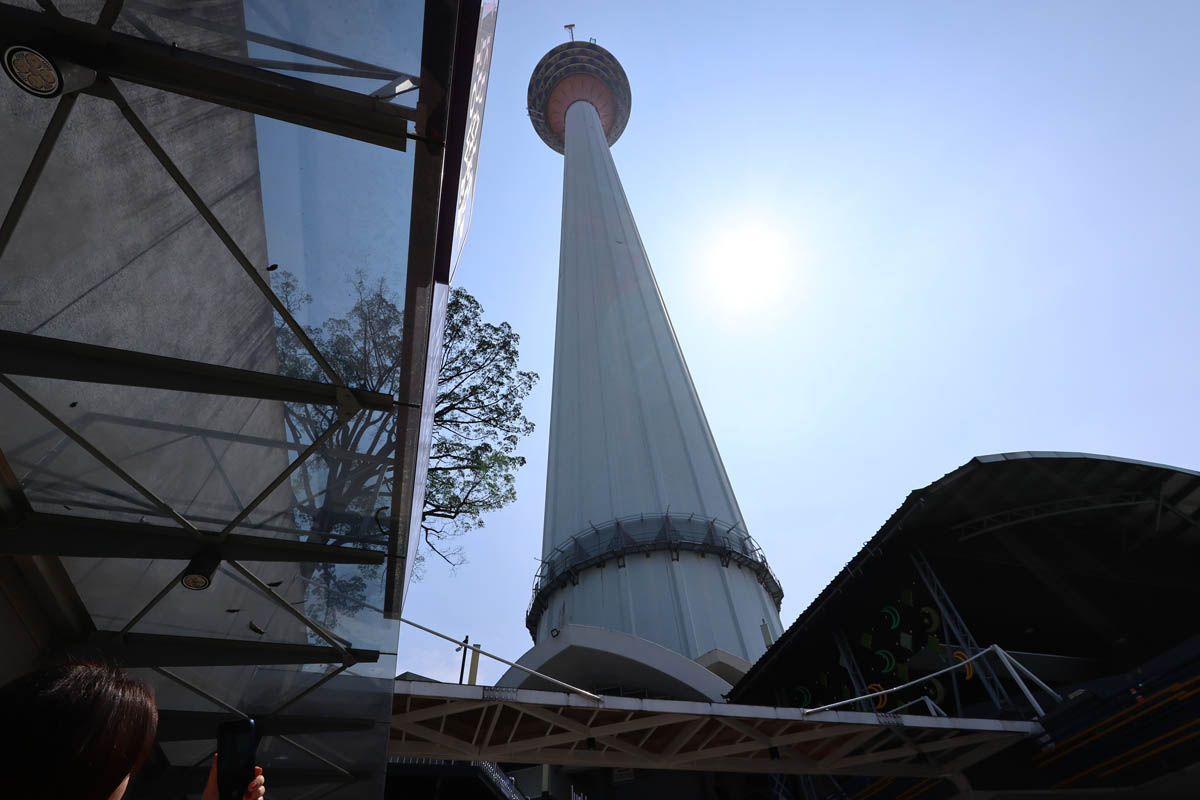 マレーシアはクアラルンプールにてKLタワーを下から見上げたところ