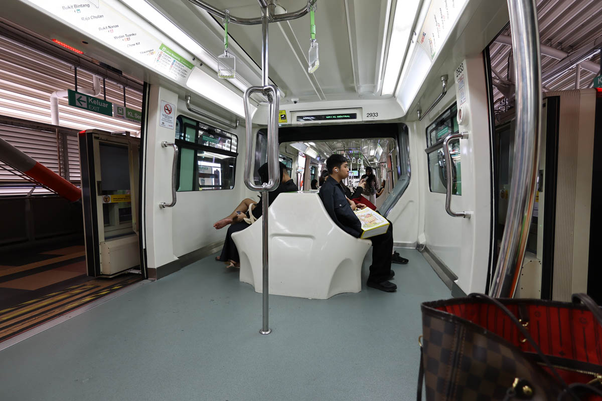 マレーシアはクアラルンプールにてKLタワーへと向かう電車の車内