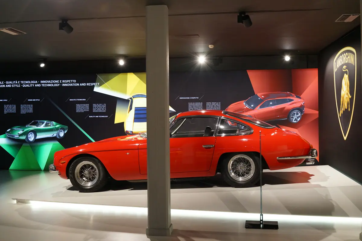 ランボルギーニ 350GTのサイドビュー（レッド）