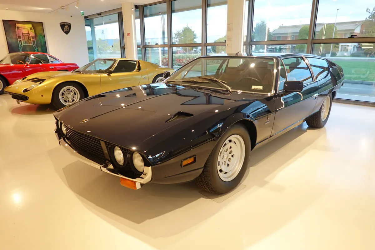 ランボルギーニ博物館に展示されるエスパーダ（ネイビー）