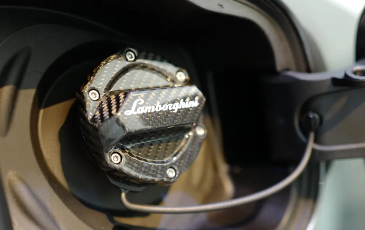 ランボルギーニ・ウルスのオプション、化0本ファイバー製ガスキャップ