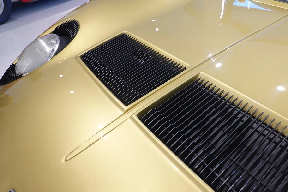 ゴールドのランボルギーニ・ミウラ（フロントフード）