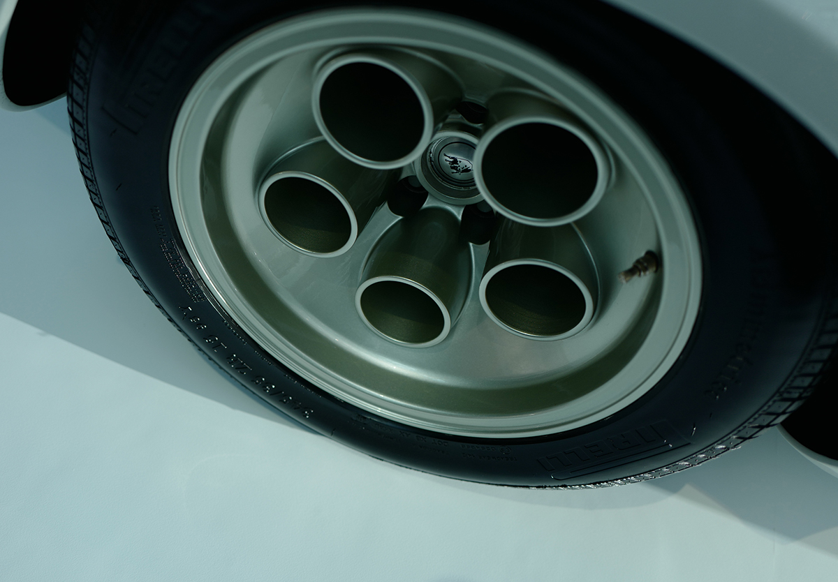 ランボルギーニ・カウンタックに装着されるリボルバーホイール