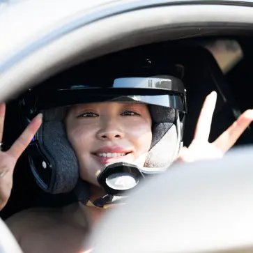 ランボルギーニが国際女性デーに公開した「ランボルギーニと女性」の画像