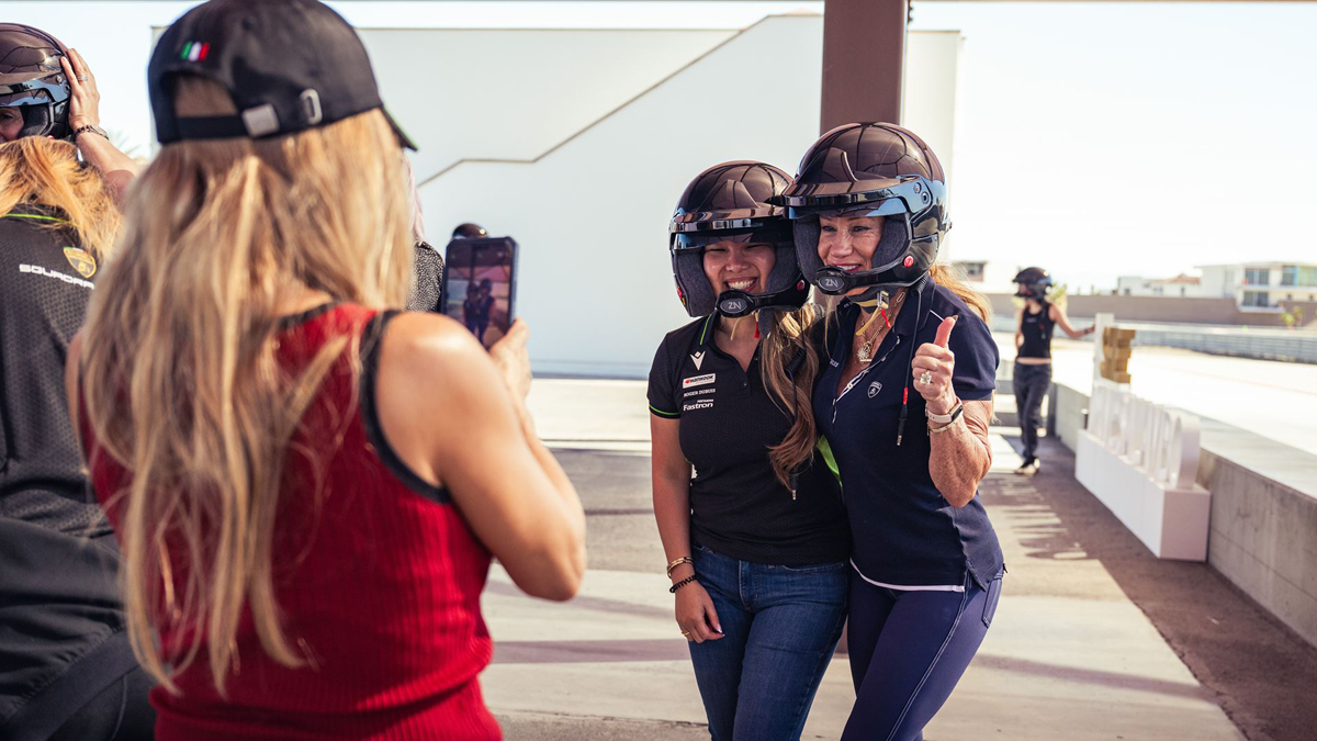 ランボルギーニが国際女性デーに公開した「ランボルギーニと女性」の画像