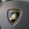 ランボルギーニ・テメラリオのステアリングホイールとエンブレム