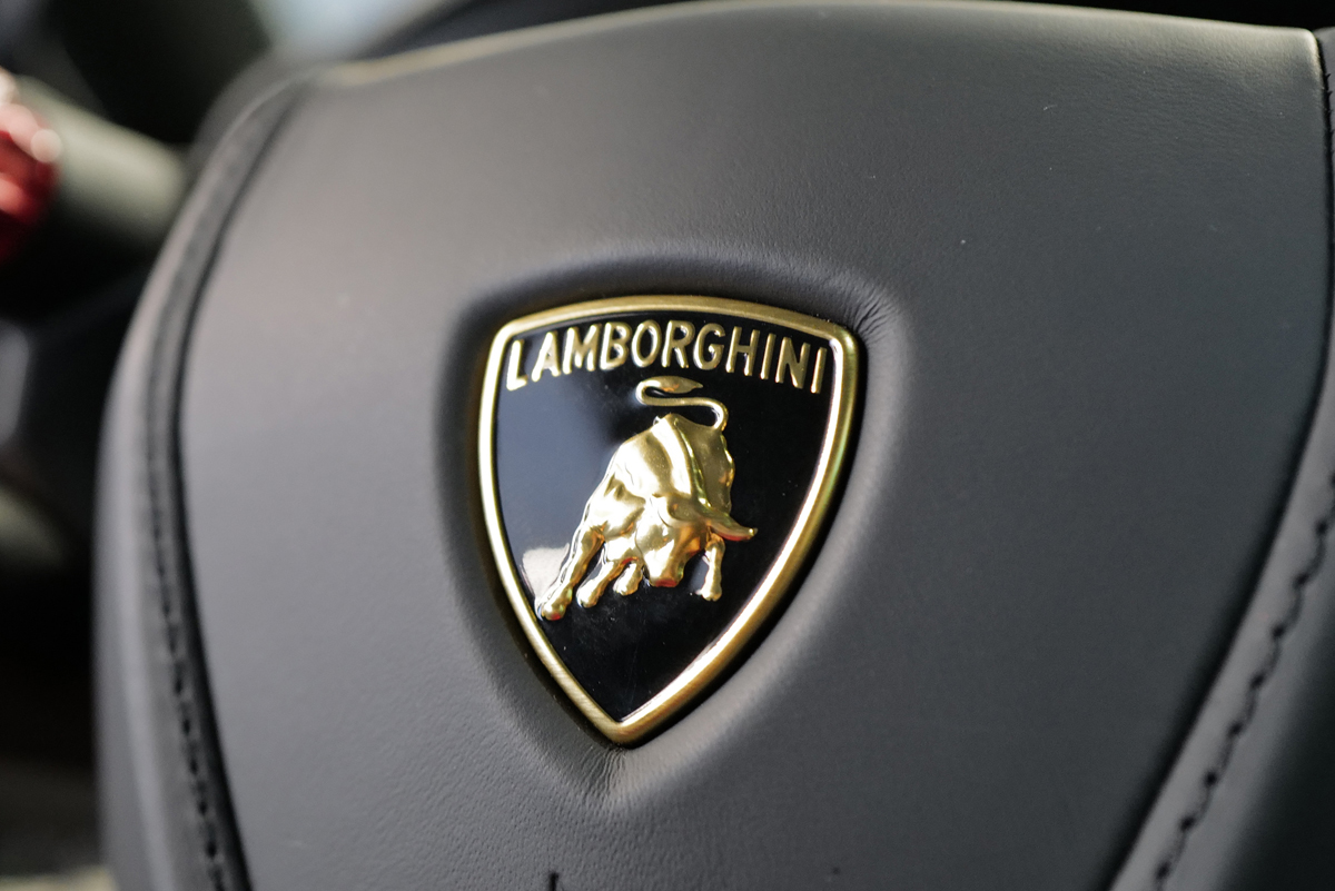 ランボルギーニ・テメラリオのステアリングホイールとエンブレム