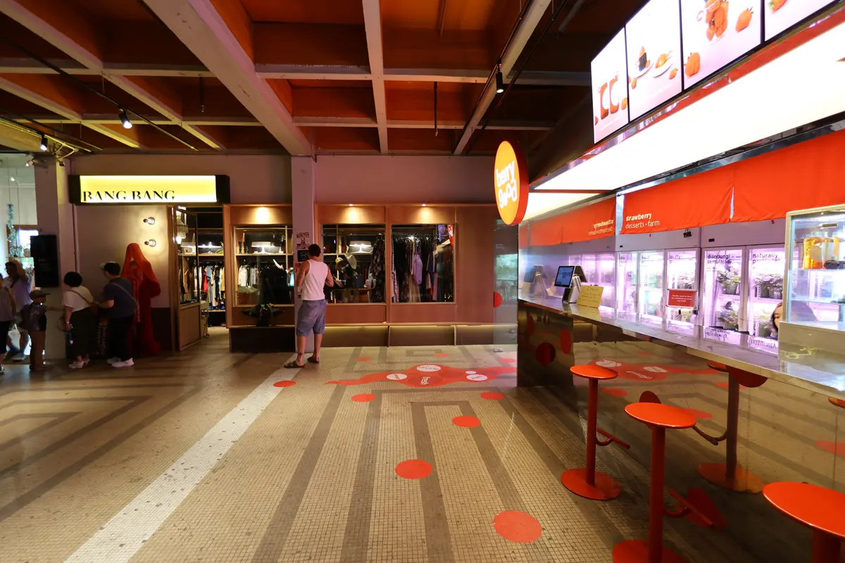 マレーシア クアラルンプールの「奇妙な」書店、BookXcess RexKLの館内