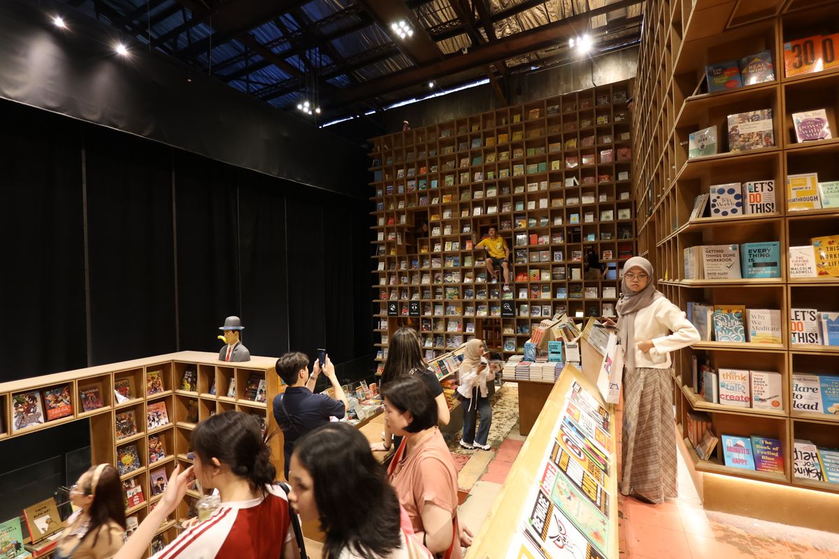 マレーシア クアラルンプールの「奇妙な」書店、BookXcess RexKLの館内