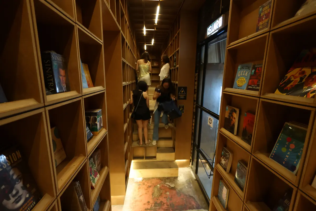 マレーシア クアラルンプールの「奇妙な」書店、BookXcess RexKLの館内