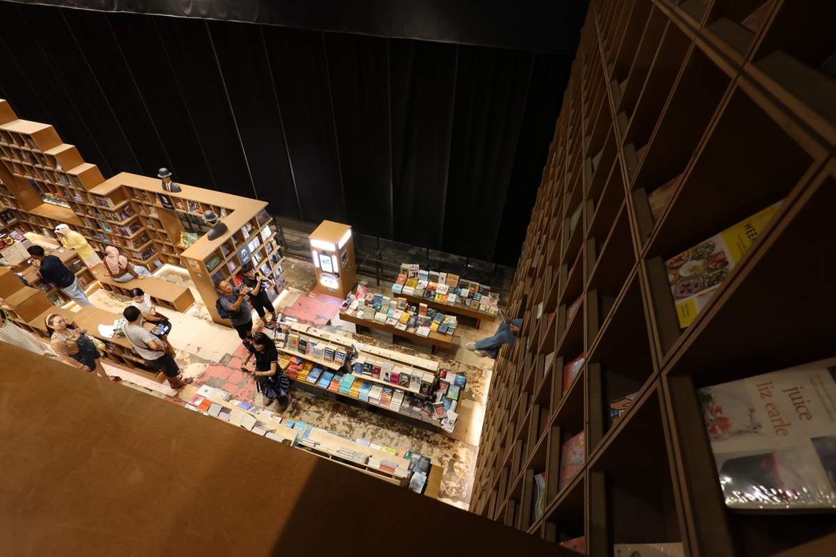 マレーシア クアラルンプールの「奇妙な」書店、BookXcess RexKLの館内