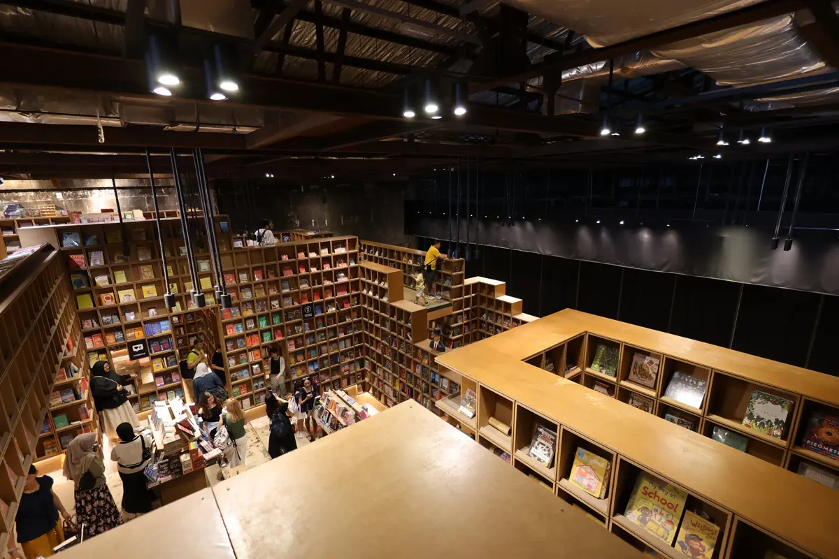 マレーシア クアラルンプールの「奇妙な」書店、BookXcess RexKLの館内