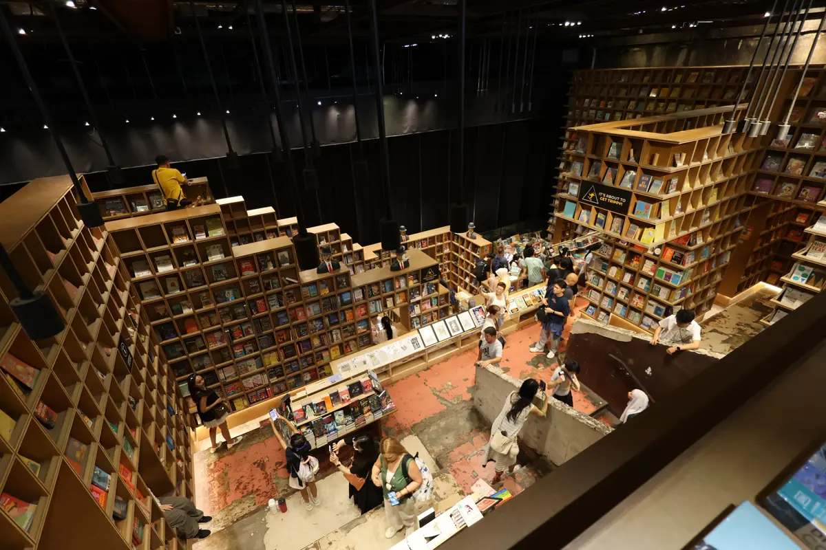 マレーシア クアラルンプールの「奇妙な」書店、BookXcess RexKLの館内