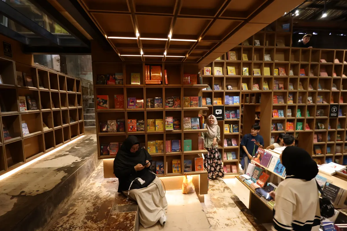 マレーシア クアラルンプールの「奇妙な」書店、BookXcess RexKLの館内