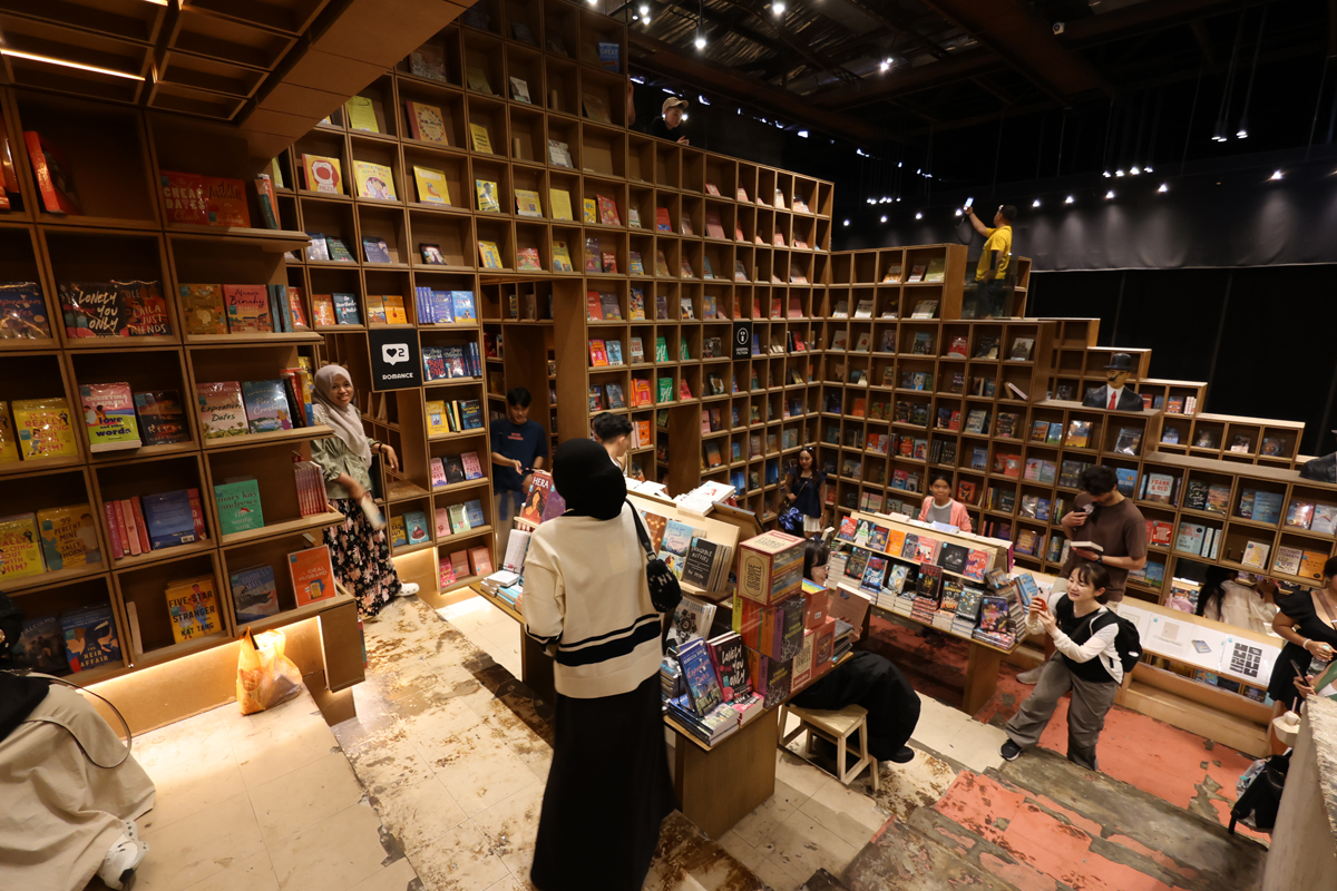 マレーシア クアラルンプールの「奇妙な」書店、BookXcess RexKLの館内