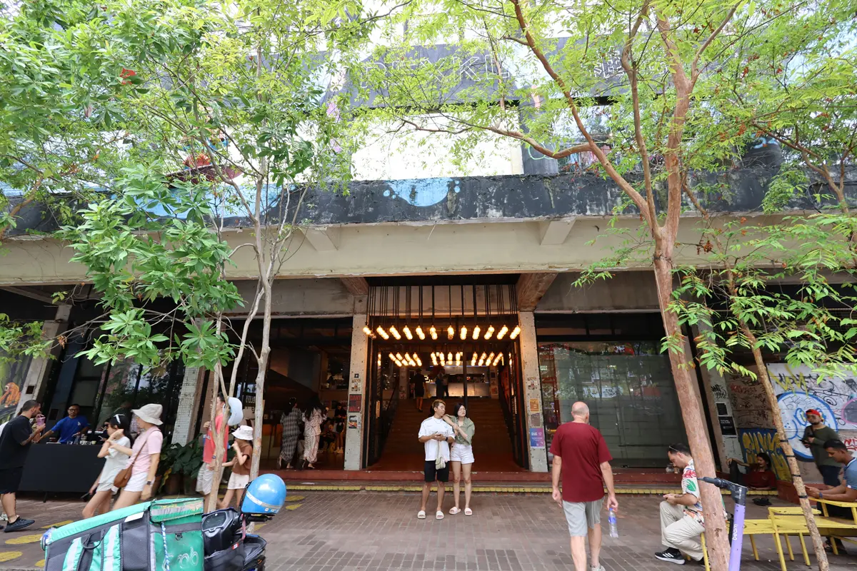 マレーシア クアラルンプールの「奇妙な」書店、BookXcess RexKLの館内