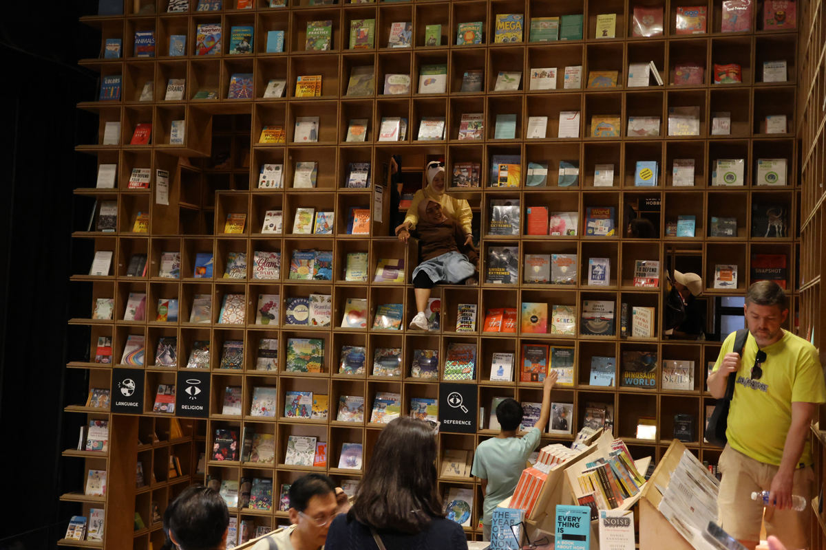 マレーシア クアラルンプールの「奇妙な」書店、BookXcess RexKLの館内