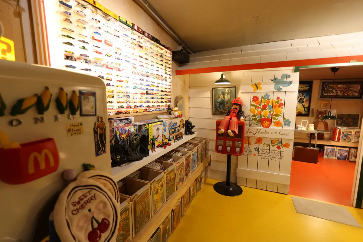 マレーシア クアラルンプールの「奇妙な」書店、BookXcess RexKLの館内