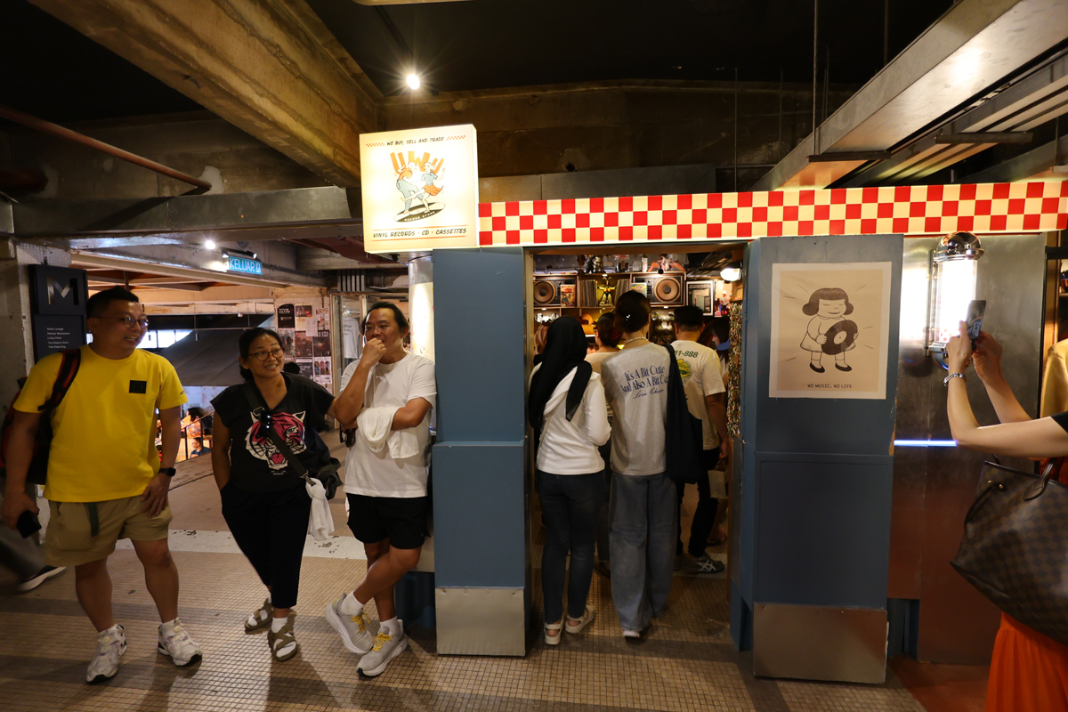 マレーシア クアラルンプールの「奇妙な」書店、BookXcess RexKLの館内